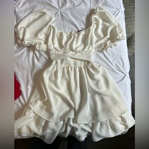 Flowey white with dress with tie belt